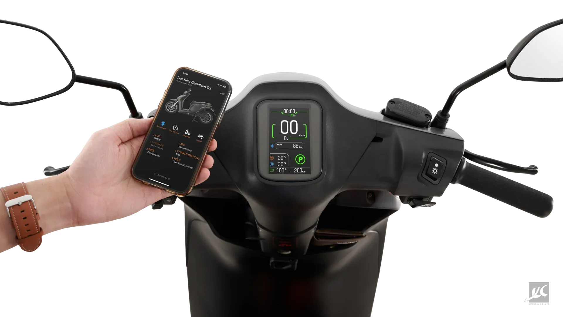 Tay lái Quantum S với màn hình LCD và ứng dụng Dat Bike trên điện thoại