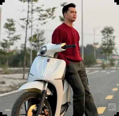 Chủ xe đứng cạnh Quantum S màu trắng